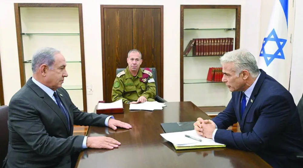 زعيم المعارضة الإسرائيلي يائير لابيد مع نتنياهو في اجتماع يعود لعام 2022 (د.ب.أ)