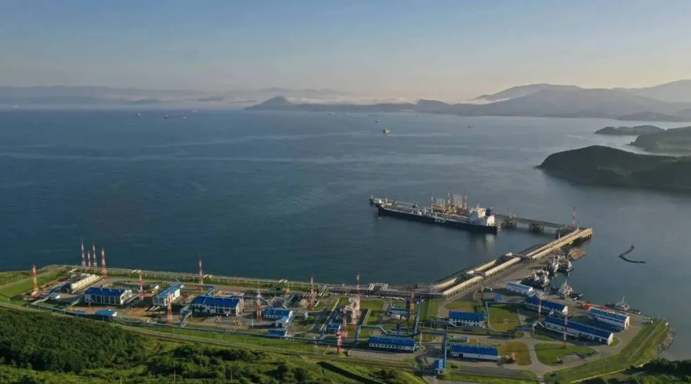 محطة كوزمينو للنفط الخام على شاطئ خليج ناخودكا روسيا (رويترز) 