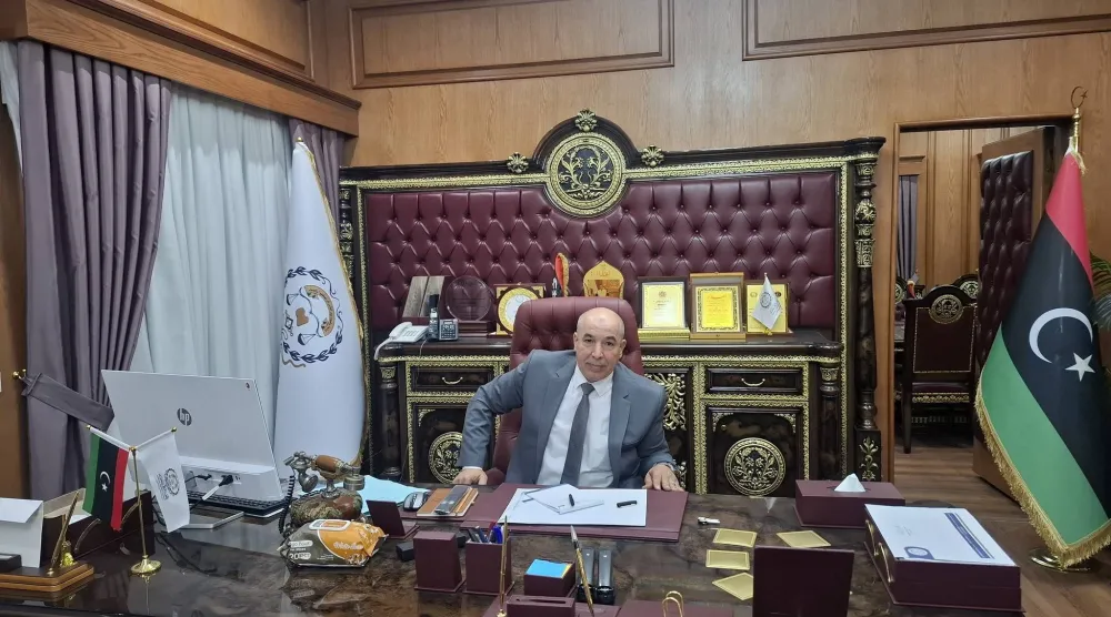 القاضي نوري عبد العاطي في مقر المحكمة العليا بطرابلس (حسابه الرسمي)