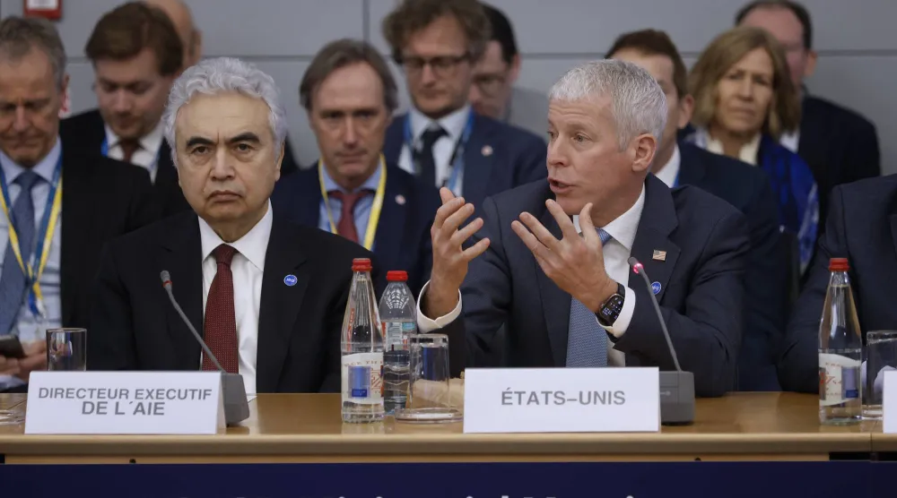 رايت يتحدث في الاجتماع الوزاري لوكالة الطاقة الدولية وإلى يمينه فاتح بيرول (إ.ب.أ)