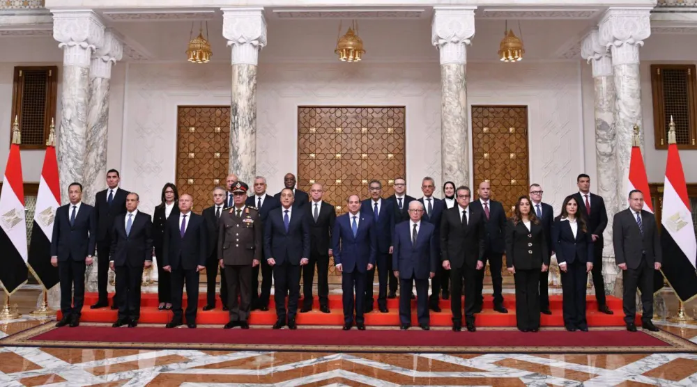 الرئيس المصري وسط الوزراء ونوابهم في حكومة مدبولي عقب أداء اليمين الدستورية الشهر الجاري (الرئاسة المصرية)