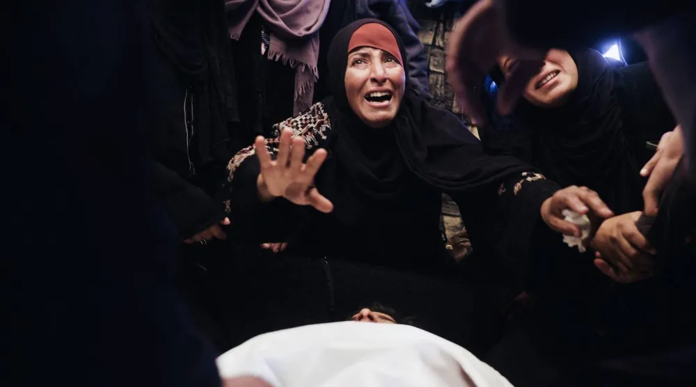 امرأة فلسطينية تنعى مقتل أحد أقربائها صباح اليوم الأول من شهر رمضان في هجوم إسرائيلي جنوب قطاع غزة (أ.ف.ب)