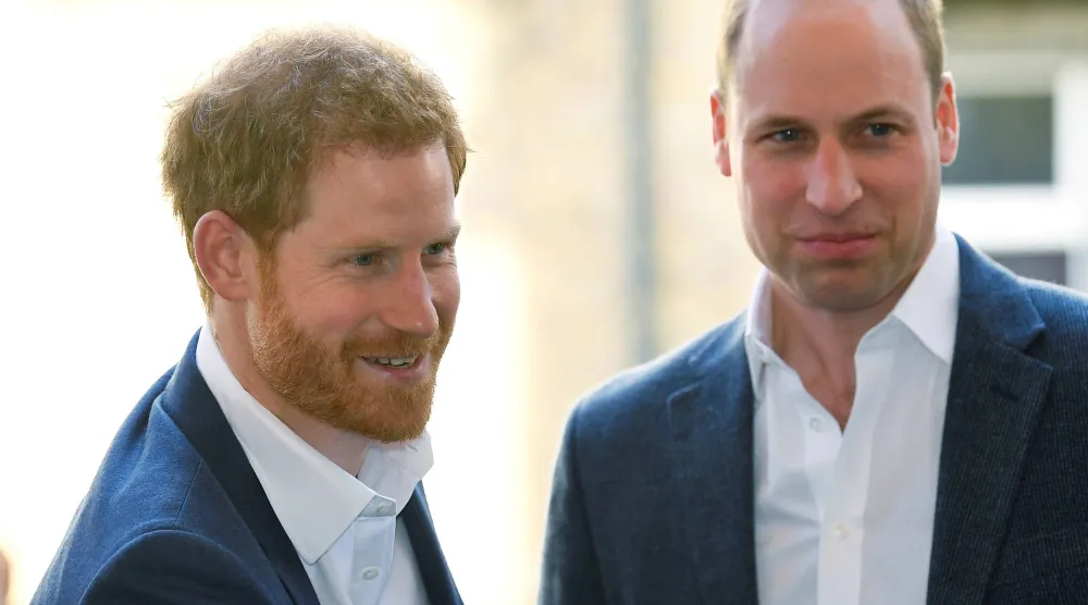 الأمير البريطاني هاري (يسار) وشقيقه ويليام (رويترز)