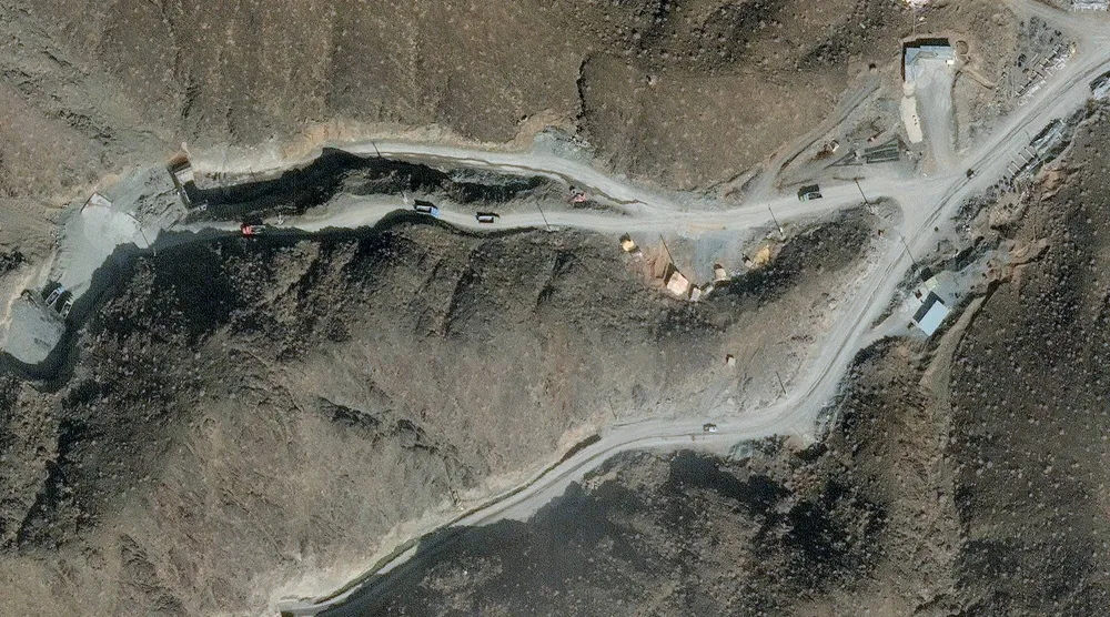 صورة ملتقطة بواسطة القمر الاصطناعي بلانت لبز تظهر الجهود الجارية لتقوية وتدعيم مدخلي نفقين في منشأة تقع في مجمع بالقرب من نطنز (رويترز)