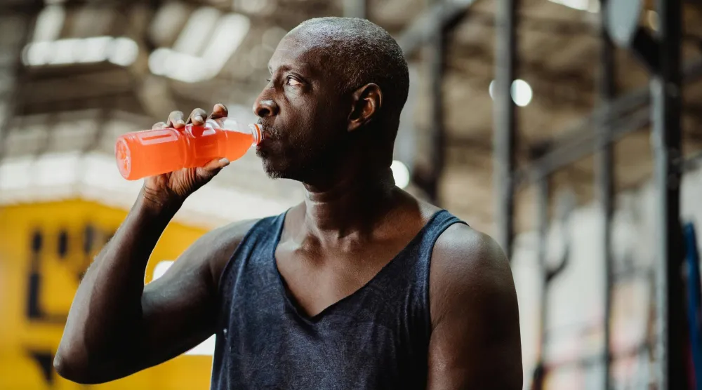 تحتوي العبوة الواحدة عادة من مشروب الطاقة على 20 إلى 30 غراماً من السكر... ما يزيد خطر الإصابة بمرض الكبد الدهني غير الكحولي (بيكسلز) 