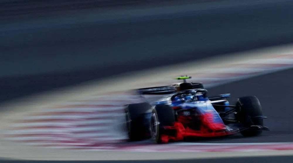 من مرحلة التجارب التحضيرية في حلبة البحرين (رويترز)