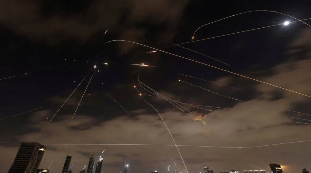 منظومة «القبة الحديدية» الإسرائيلية تعترض صواريخ فوق تل أبيب (أرشيفية - رويترز)