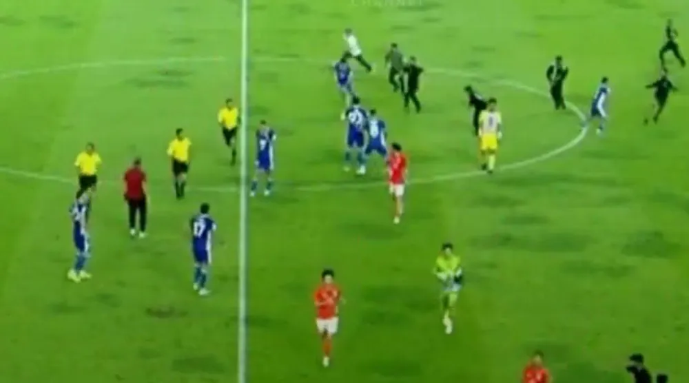 لحظة اقتحام بعض المشجعين لملعب المباراة (الشرق الأوسط)