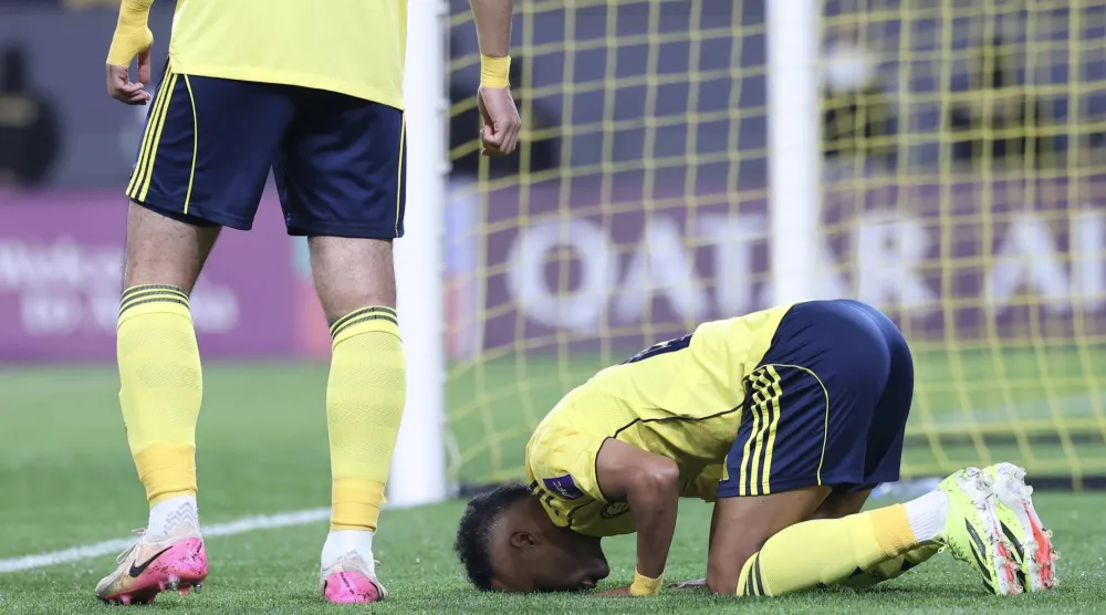 غريب يسجد شكرا لله بعد تسجيله الهدف (تصوير: عبدالعزيز النومان)