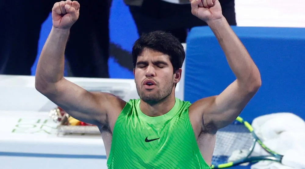 ألكاراس محتفلا بالفوز (أ.ف.ب)