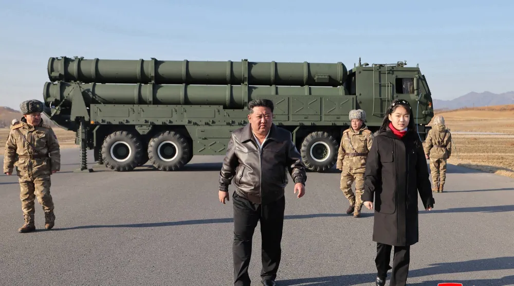الزعيم الكوري الشمالي كيم جونغ أون وابنته كيم جو آي يشرفان على تجربة إطلاق نظام صواريخ في موقع غير محدَّد بكوريا الشمالية يوم 27 يناير 2026 (إ.ب.أ)