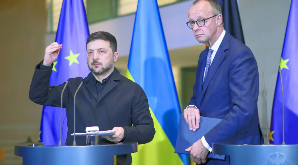 أرشيفية للمستشار الألماني فريدريش ميرتس والرئيس الأوكراني فولوديمير زيلينسكي (إ.ب.أ)