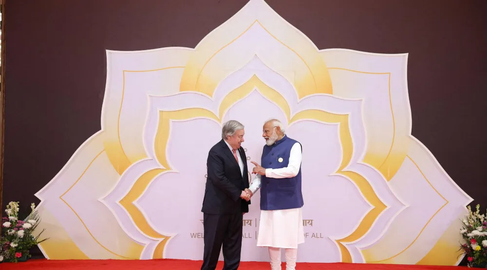 رئيس وزراء الهند ناريندرا مودي مستقبلا الأمين العام للأمم المتحدة أنطونيو غوتيريش في القمة (رويترز)