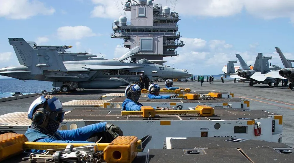 A shot showing personnel preparations aboard the US aircraft carrier "Gerald Ford" (US Navy)