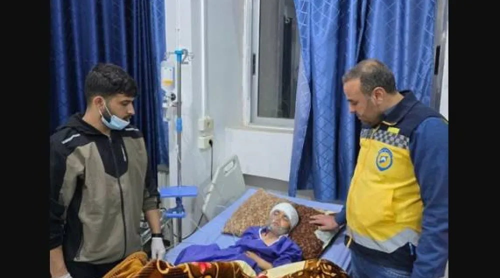  الطفل السوري عبد الرزاق سليمان الجبير يرقد في المستشفى بعد إنقاذه من بئر في الرقة (الدفاع المدني السوري)