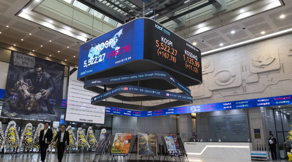 يمشي الناس في مقر بورصة كوريا في سيول 12 فبراير 2026 (إ.ب.أ)