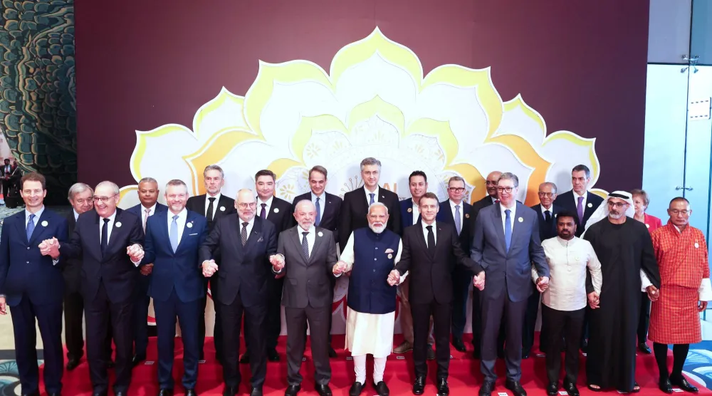 رئيس وزراء الهند ناريندرا مودي يمسك بالأيدي ويلتقط صوراً مع عدد من رؤساء الدول المشاركين خلال قمة الذكاء الاصطناعي (أ.ب)