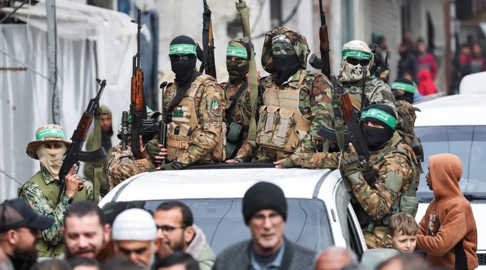 مقاتلون من «حماس» خلال تشييع قيادي بالحركة في غزة (أرشيفية - رويترز)