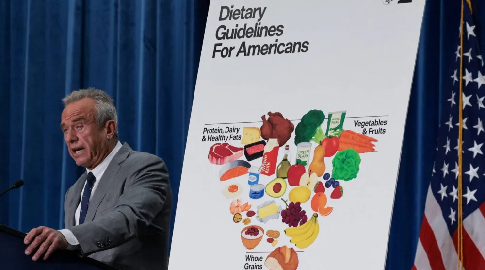 وزير الصحة الأميركي روبرت إف كينيدي الابن خلال إحاطة في البيت الأبيض يتحدث خلالها عن الإرشادات الغذائية الأميركية الجديدة (رويترز)