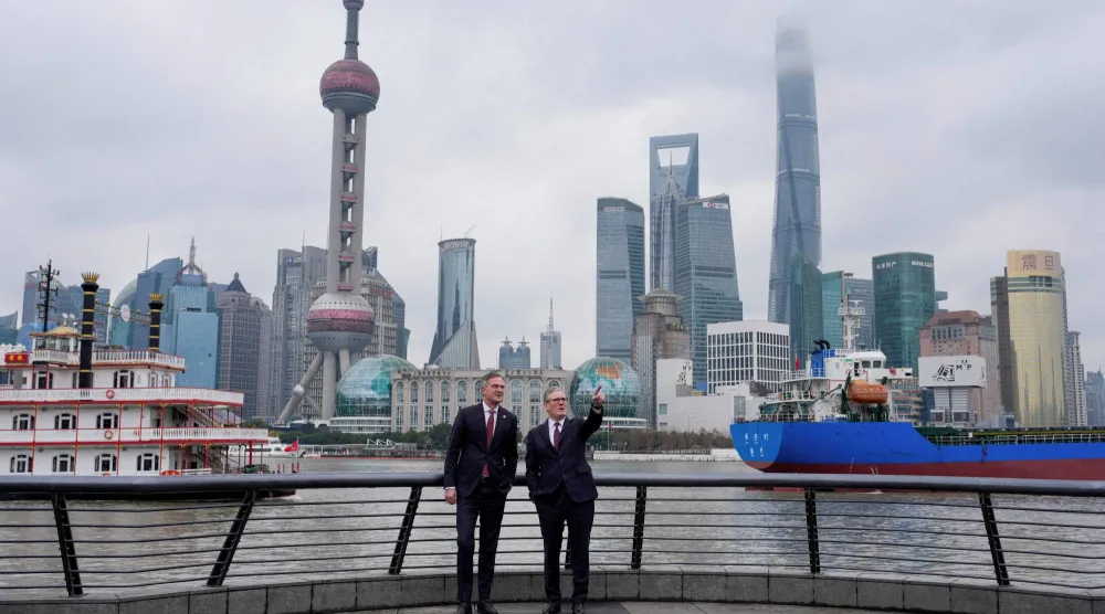 رئيس الوزراء البريطاني كير ستارمر ووزير الأعمال والتجارة بيتر كايل خلال زيارة شنغهاي بالصين في يناير الماضي (رويترز)