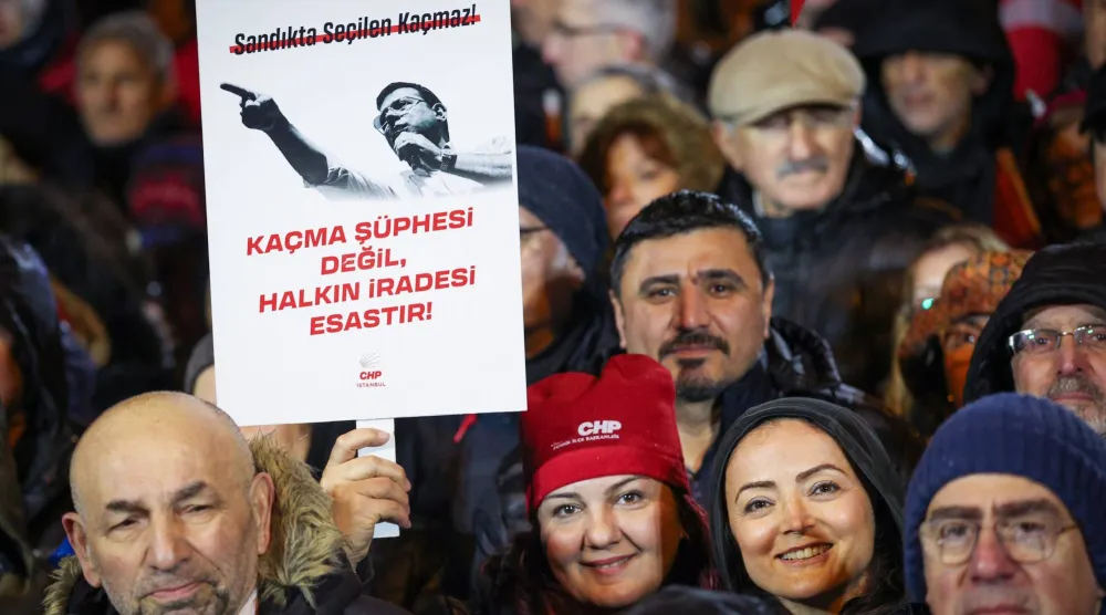 أنصار رئيس بلدية إسطنبول أكرم إمام اوغلو يرفعون لافتة تحمل صورته مطالبين بالإراج عنه خلال تجمع في إسطنبول ليل الأربعاء - الخميس (حزب الشعب الجمهوري - إكس)