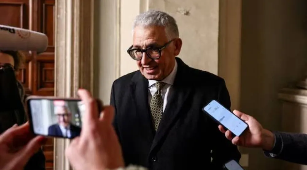 بييرو سيبولوني عضو مجلس الإدارة التنفيذي في البنك المركزي الأوروبي يتحدث إلى الصحافيين في روما (رويترز)