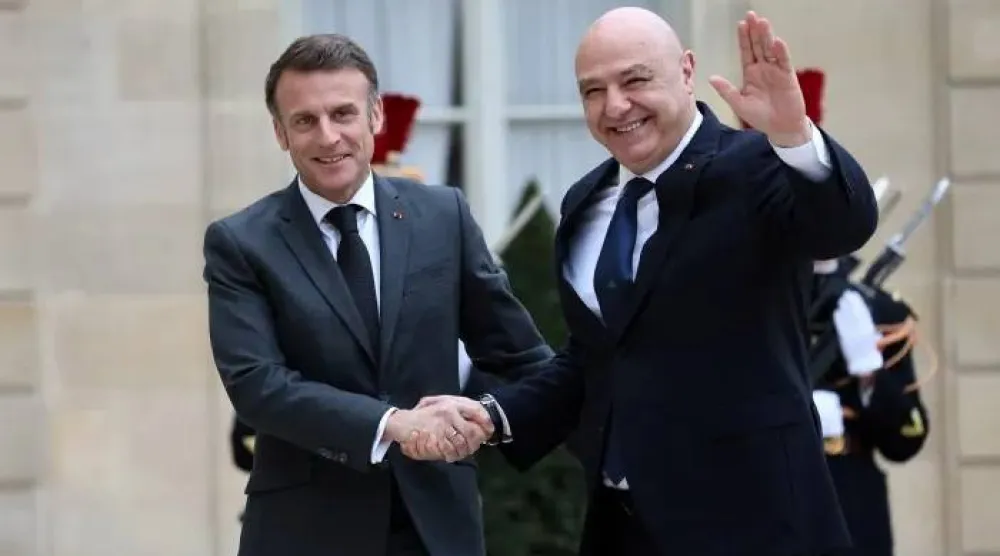 الرئيس الفرنسي إيمانويل ماكرون يستقبل الرئيس اللبناني جوزيف عون على مدخل الإليزيه خلال زيارة سابقة (أرشيفية - رويترز)