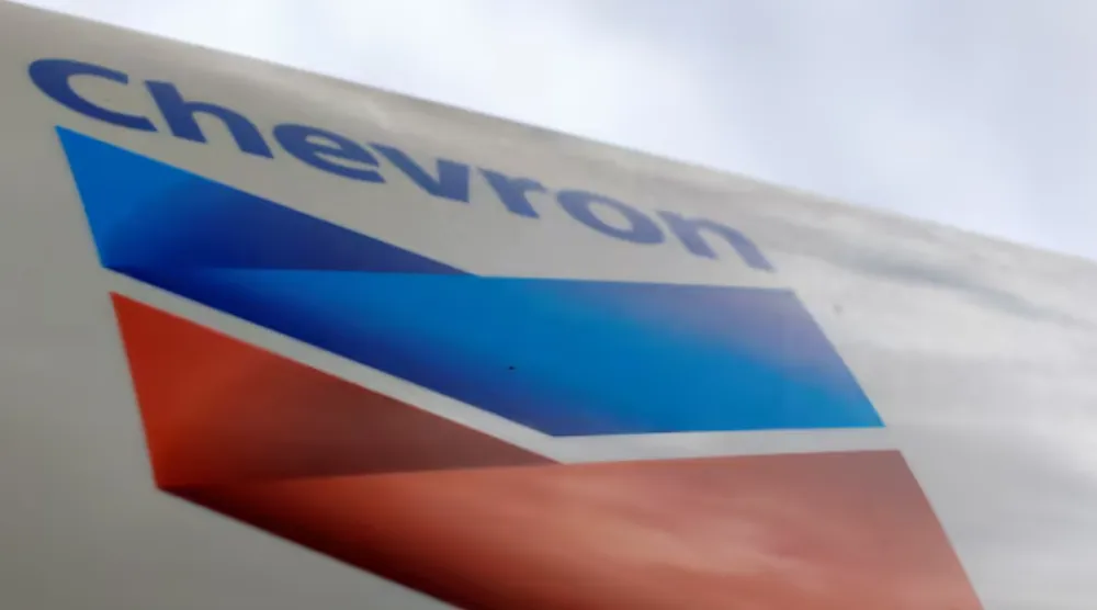 A Chevron gas station sign is pictured at one of their retain gas stations in Cardiff, California October 9, 2013. REUTERS/Mike Blake/File Photo 