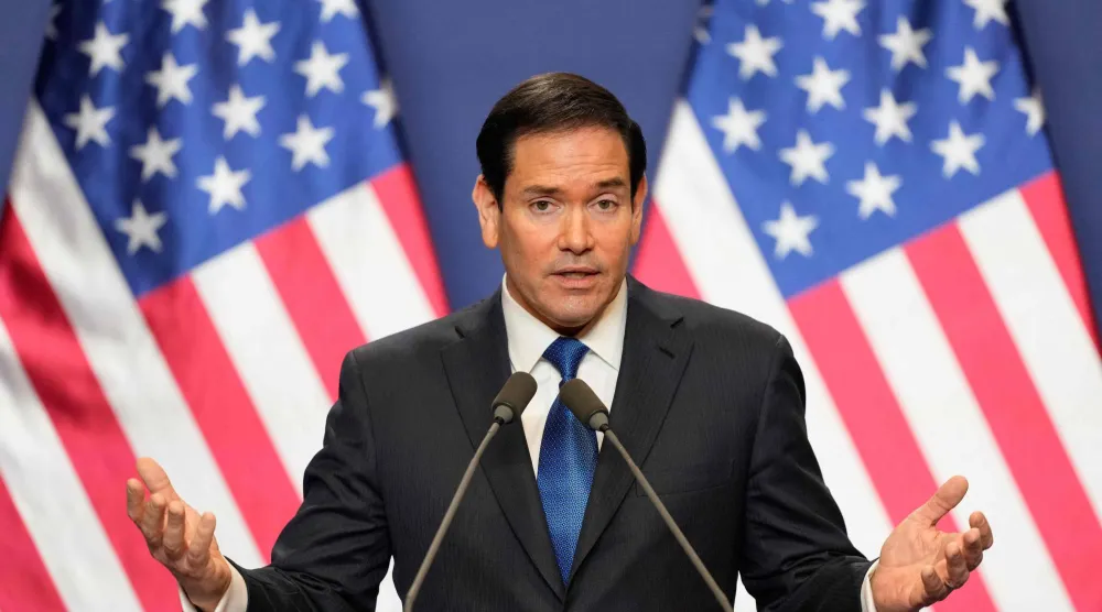 وزير الخارجية الأميركي ماركو روبيو خلال مؤتمر صحافي في بودابيست يوم 16 فبراير (أ.ف.ب)