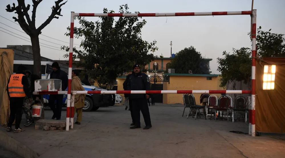 مسؤول أمني باكستاني يقف حارساً خارج مسجد شيعي في اليوم التالي لتفجير انتحاري بإسلام آباد 7 فبراير 2026 (إ.ب.أ)
