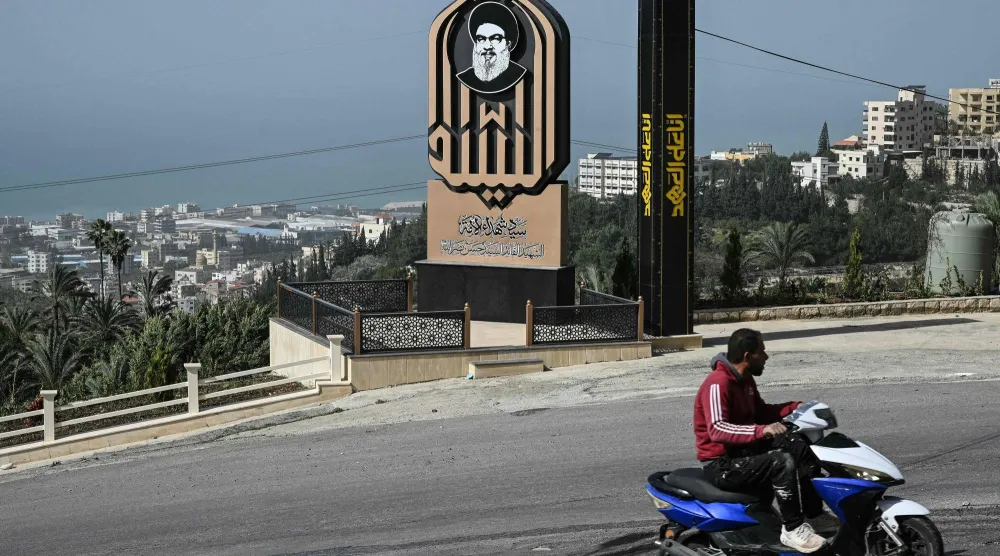 مجسّم لأمين عام «حزب الله» الأسبق حسن نصر الله في بلدة قناريت الجنوبية التي تعرضت لقصف إسرائيلي مكثف قبل أيام (أ.ف.ب)