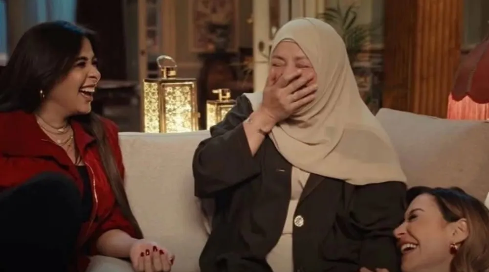 لقطة لعبلة كامل تتوسط كلاً من منة شلبي وياسمين عبد العزيز مأخوذة من الإعلان التلفزيوني