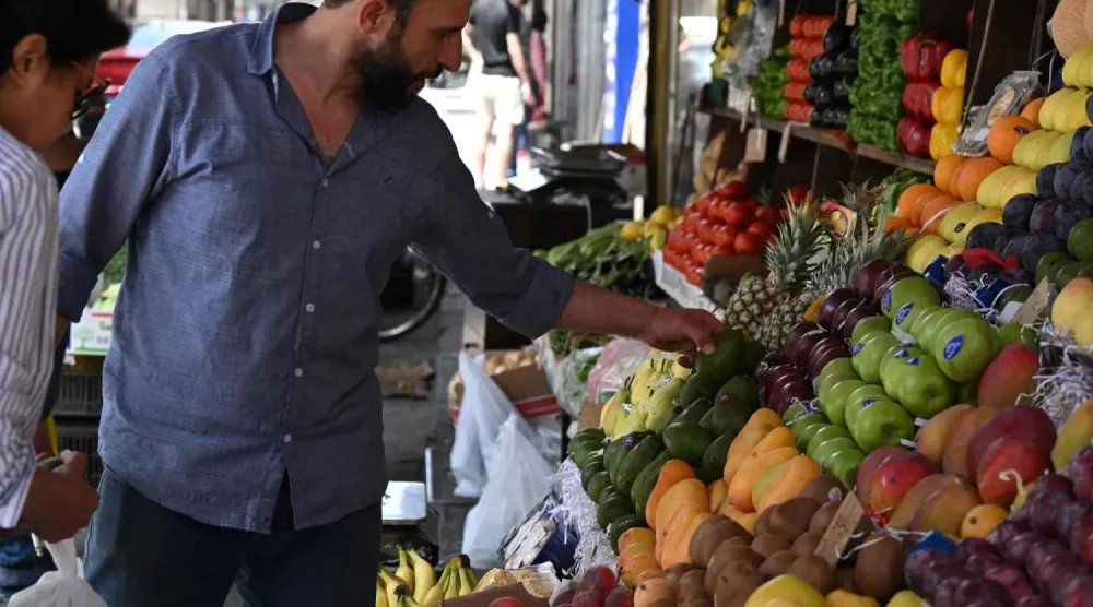 تعد الفاكهة والخضراوات مصادر رئيسية للفيتامينات والمعادن التي تدعم وظائف الجسم الأساسية (أ.ف.ب)