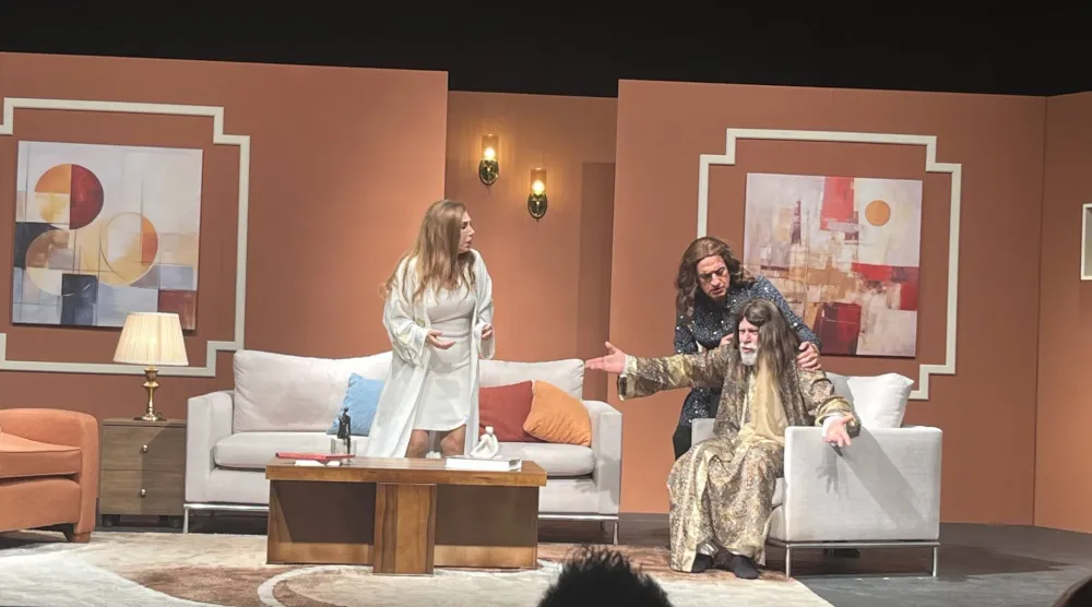 علي منيمنة وضياء منصور في أحد المشاهد المضحكة (الشرق الأوسط)