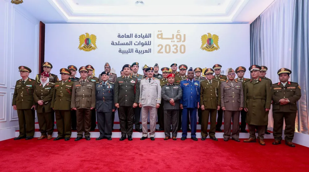 حفتر يتوسط كبار قيادات المؤسسة العسكرية بشرق ليبيا (القيادة العامة)