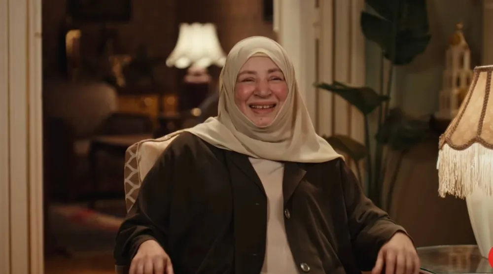 عبلة كامل وياسمين عبد العزيز ومنة شلبي في لقطة من الإعلان الرمضاني (يوتيوب)