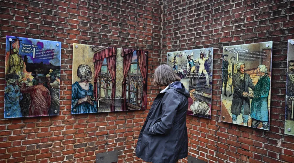 معرض يصور تاريخ الأشخاص التسعة الذين تعرضوا للاستعباد سابقاً في مدينة فيلادلفيا بأميركا (أ.ب) 