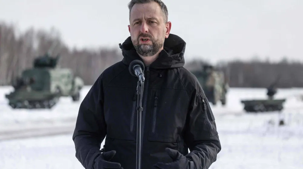 نائب رئيس الوزراء ووزير الدفاع البولندي فلاديسلاف كوسينياك-كاميش خلال مؤتمر صحافي عقب اختبار لأنظمة أسلحة في ميدان تدريب المعهد العسكري لتكنولوجيا التسليح في زيلونكا إحدى ضواحي وارسو ببولندا يوم 19 فبراير 2026 (أ.ف.ب)