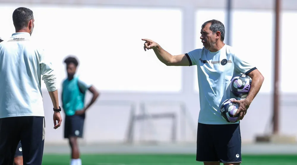 كاريلي خلال قيادته تدريبات ضمك الأخيرة (موقع النادي)