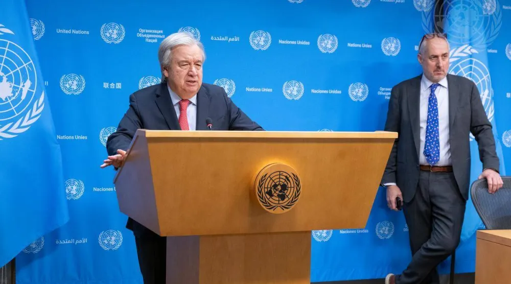 الأمين العام للأمم المتحدة أنطونيو غوتيريش خلال مؤتمر صحافي وخلفه ستيفان دوجاريك المتحدث باسم المنظمة الأممية (الأمم المتحدة)