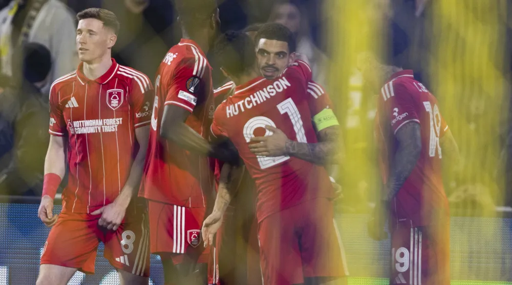 لاعبو نوتنغهام يحتفلون بأحد أهدافهم أمام فناربخشة (إ.ب.أ)