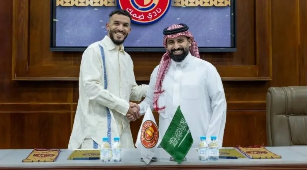 رئيس النادي خالد آل مشعط مع بدران بعد توقيع العقد الجديد (موقع النادي)