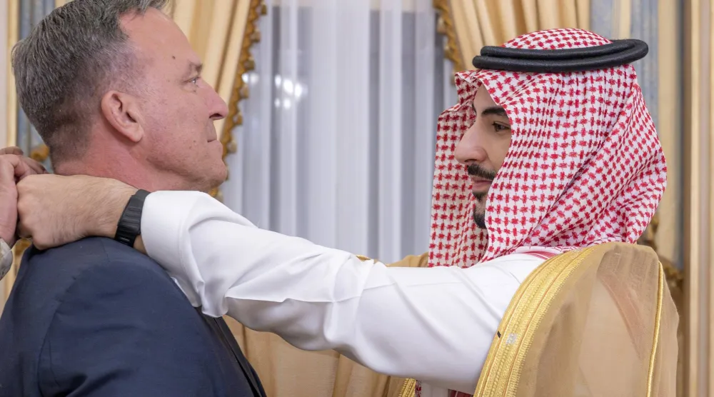 الأمير خالد بن سلمان لدى تقليده الفريق الأول المتقاعد مايكل كوريلا وسام الملك عبد العزيز (وزارة الدفاع السعودية)