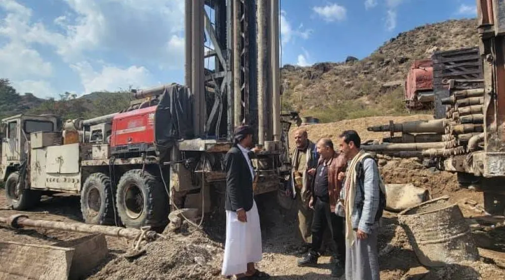 قيادات حوثية تشرف على حفر آبار مياه في إحدى المديريات بمحافظة إب (إكس)