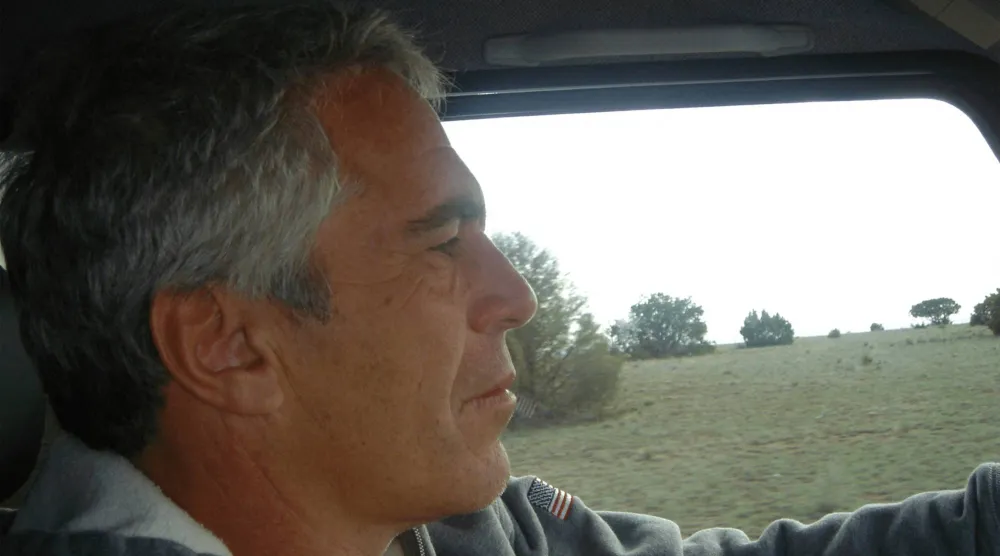 صورة غير مؤرخة لجيفري إبستين أفرجت عنها وزارة العدل الأميركية ضمن وثائق إبستين  (ا.ف.ب)