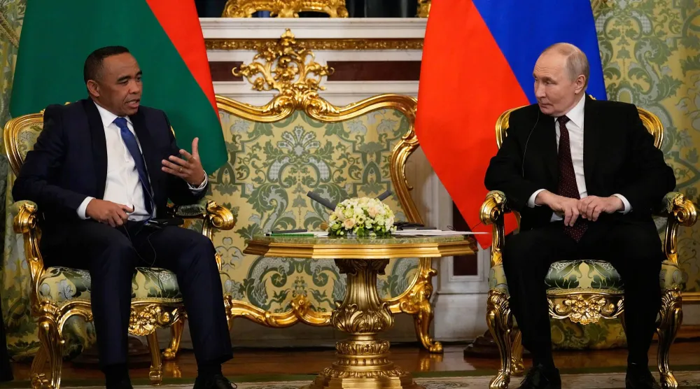 الرئيس الروسي فلاديمير بوتين مستمعاً إلى رئيس مدغشقر مايكل راندريانيرينا خلال اجتماعهما في الكرملين (ا.ب)