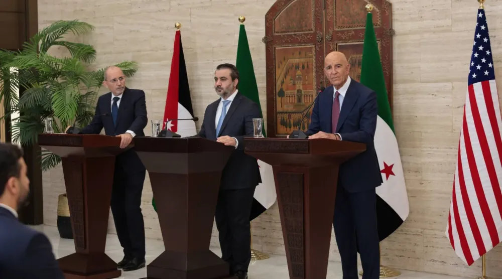 Ürdün ve Suriye dışişleri bakanları ile ABD elçisi Tom Barrack, geçen eylül ayında Şam'da düzenlenen ve "Süveyda yol haritası"nın açıklandığı basın toplantısında (EPA)