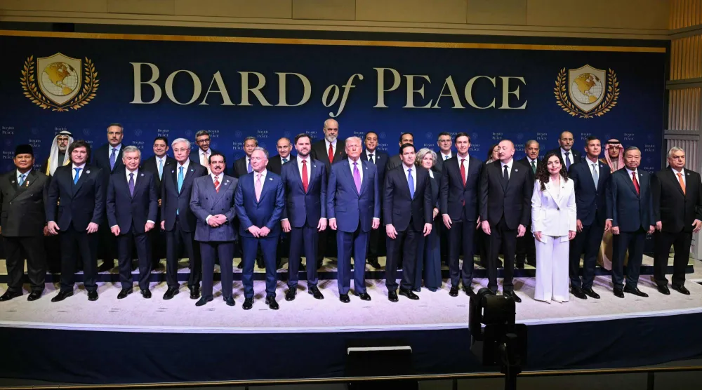 صورة جماعية للرئيس الأميركي دونالد ترمب مع قادة وممثلي الدول المشاركة في الاجتماع الافتتاحي لـ«مجلس السلام» في واشنطن أمس (أ.ف.ب)