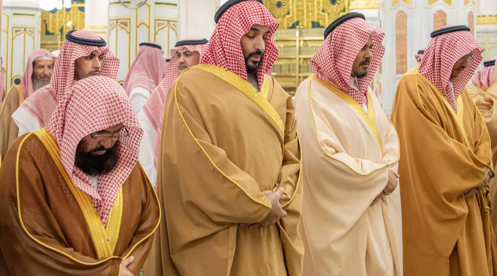 ولي العهد السعودي الأمير محمد بن سلمان لدى أدائه الصلاة في الروضة الشريفة (واس)