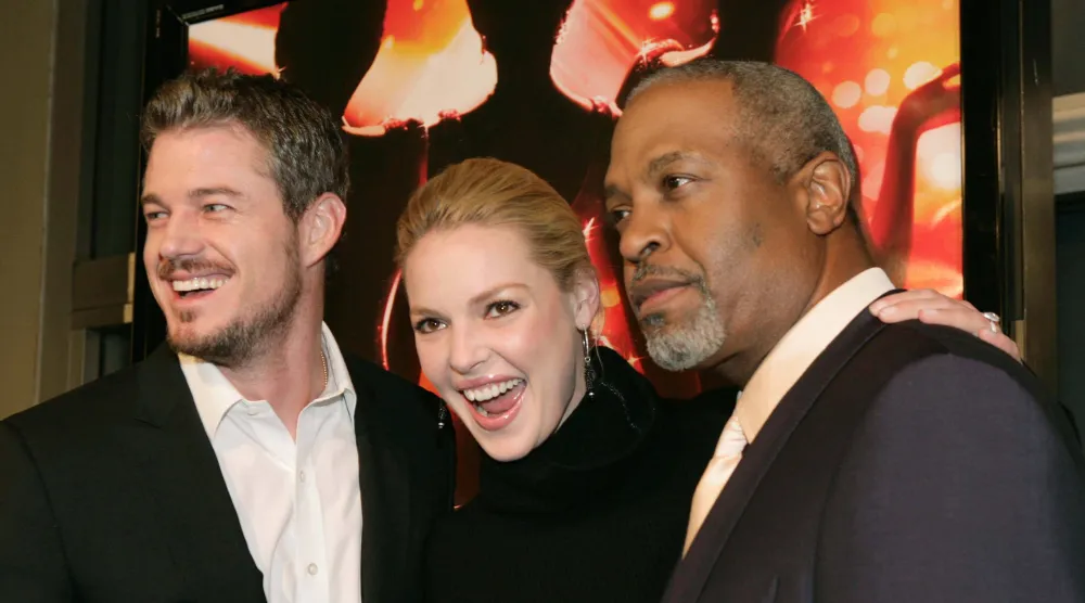 الممثل إريك داين (اليسار) مع الممثلة كاثرين هيغل والممثل جيمس بيكينز جونيور أبطال مسلسل «غريز أناتومي» (أرشيفية - أ.ب)